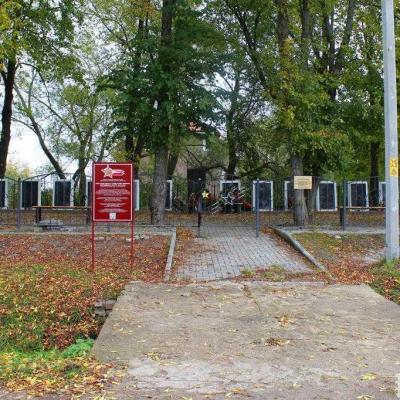 фотография братской могилы советских войнов в п. Цветково Калининградской области